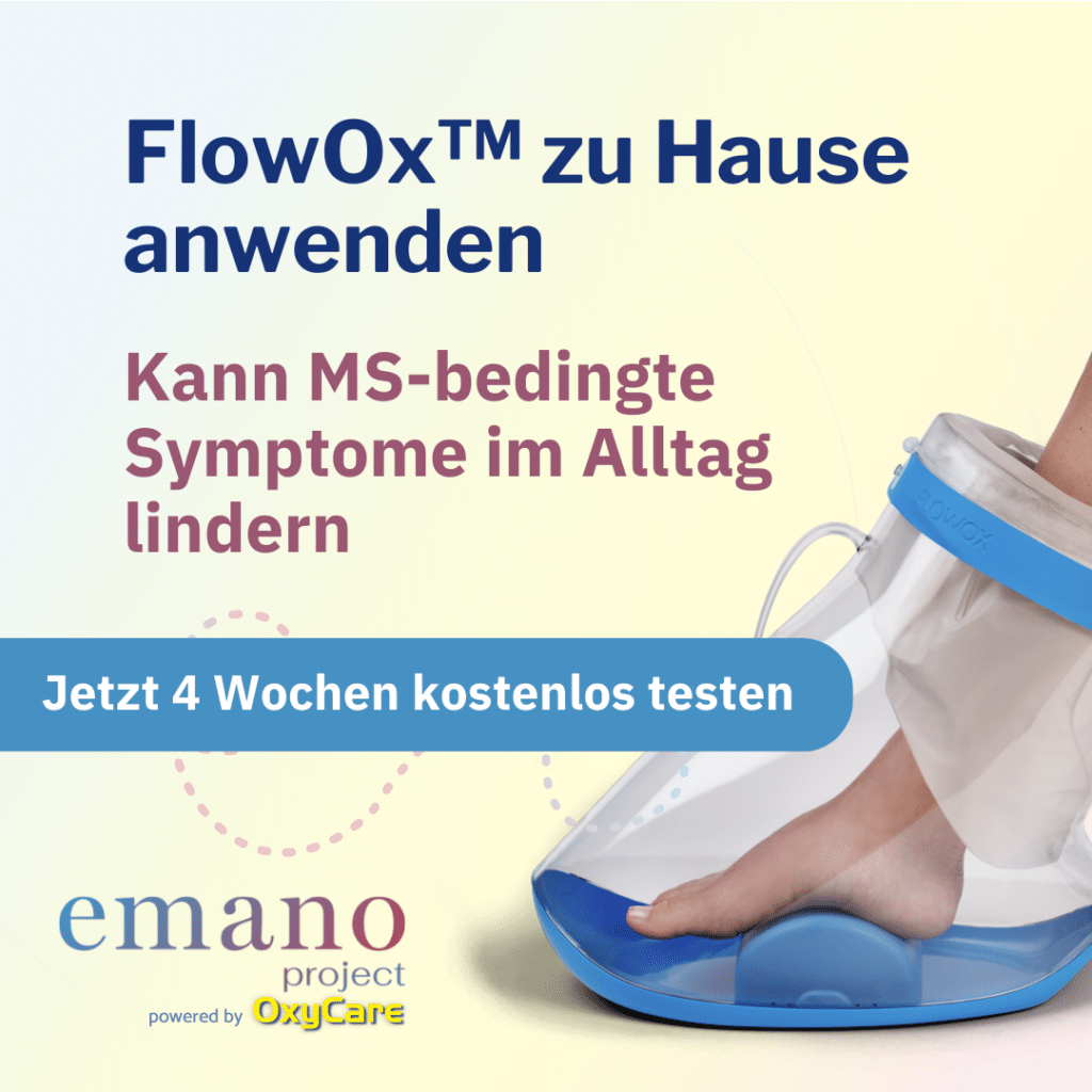 Grafik des emano project: Links steht der Text „FlowOx™ zu Hause anwenden – Kann MS-bedingte Symptome im Alltag lindern“. Darunter ein blauer Balken mit der Aufschrift „Jetzt 4 Wochen kostenlos testen“. Rechts ist ein Fuß in der transparenten FlowOx™ Druckkammer zu sehen. Unten links befindet sich das emano project Logo powered by OxyCare.