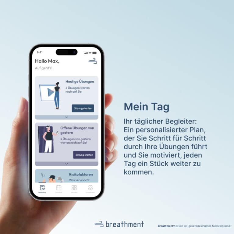 Smartphone in einer Hand zeigt den Bereich „Mein Tag“ der Breathment App mit heutigen Übungen, offenen Übungen von gestern und Risikofaktoren. Rechts daneben Text: „Mein Tag – Ihr täglicher Begleiter: Ein personalisierter Plan, der Sie Schritt für Schritt durch Ihre Übungen führt und Sie motiviert, jeden Tag ein Stück weiterzukommen.“ Unten das Breathment-Logo.
