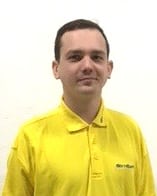 Foto von Konstantin Arndt, Mitarbeiter von OxyCare. Er trägt ein gelbes Hemd mit dem OxyCare Logo und schaut freundlich in die Kamera.