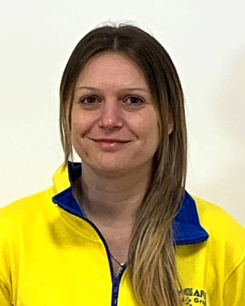 Foto von Stefanie Bagdonat, Mitarbeiterin von OxyCare. Sie trägt ein gelbes Hemd mit dem OxyCare Logo und schaut freundlich in die Kamera.