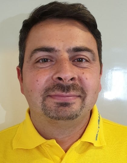 Foto von Bernd Gockscha, Mitarbeiter von OxyCare. Er trägt ein gelbes Hemd mit dem OxyCare Logo und schaut freundlich in die Kamera.